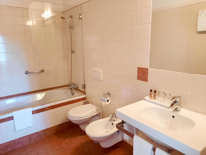 Bathroom 13