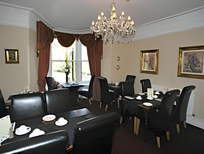 Others 4, Afon View, Conwy
