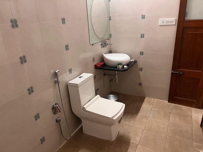 Bathroom 4, Hotel Ganges Majestic, Kaushambi