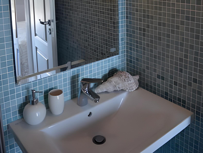 Bathroom 2, Romanza Studios, Ionian Islands