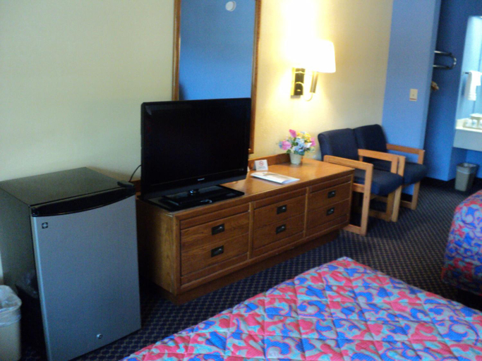 Bedroom 2, Knights Inn Cleveland, White