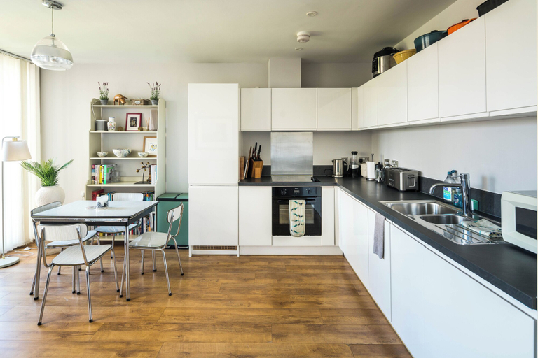 Others 4, Shiny and Comfy stay with Underground links nearby!, London