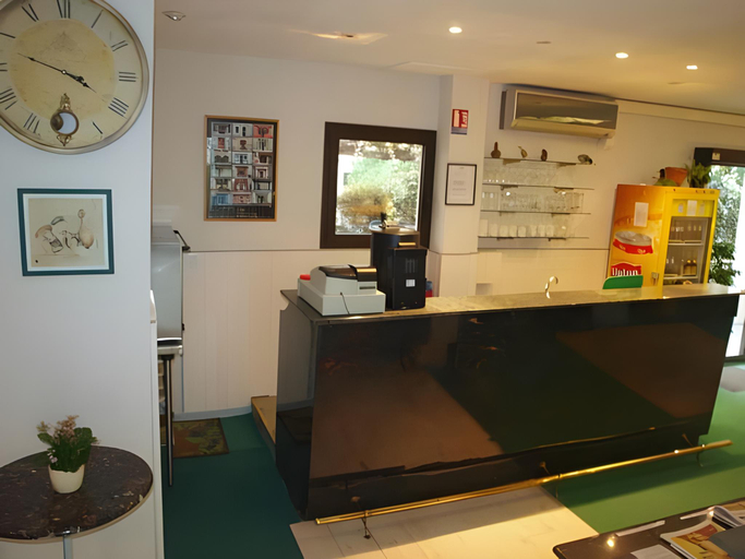 Others 5, Hotel Cantosorgue, Vaucluse