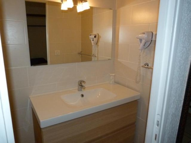 Bathroom 3, Lou Garbin, Gard