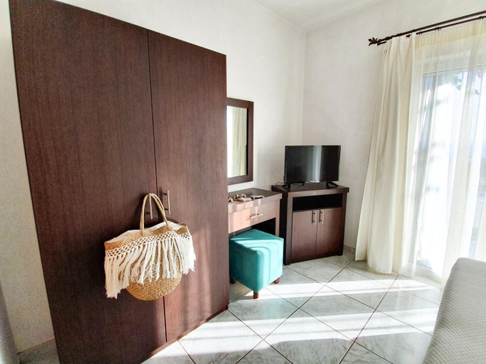 Shared lounge/TV area, Giovanni Apartments, Epirus