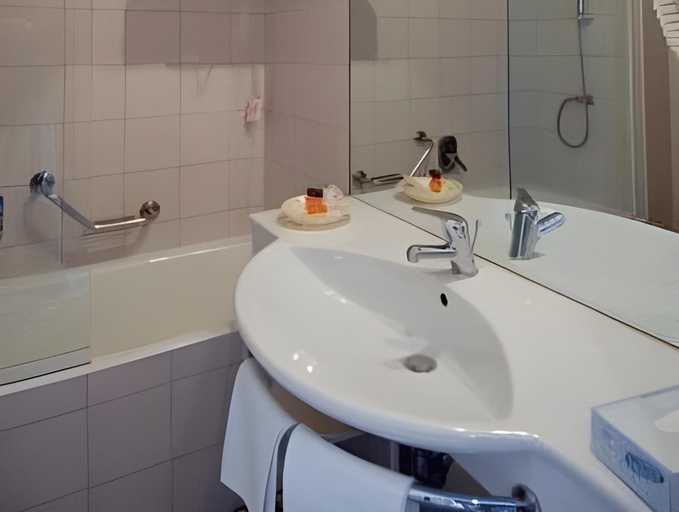 Bathroom 5, Grand Hotel Flora, Napoli