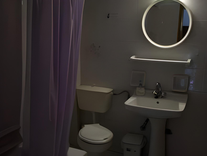 Bathroom 3, Sunrise Studios, Attica