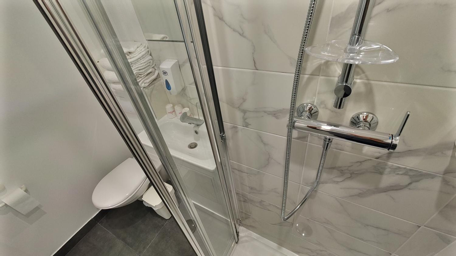 Bathroom 7