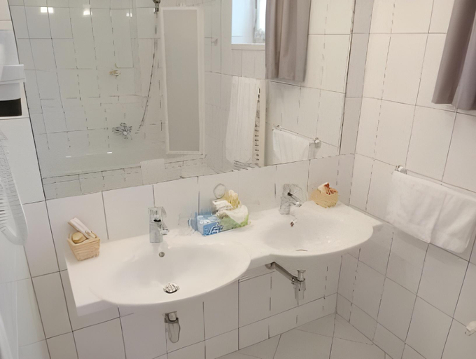 Bathroom, City Hotel Miskolc, Miskolci