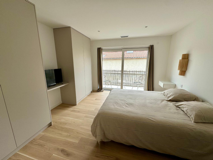 Others 1, Studio suite avec balcon, kitchenette equipee, douche, baignoire, wc et bureau, Rhône