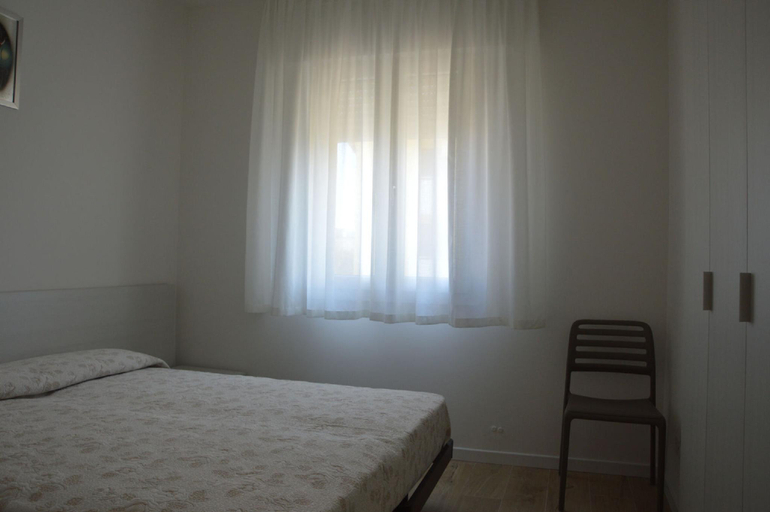 Bedroom 2, Comfortable flat really close to the beach by Beahost, Venezia