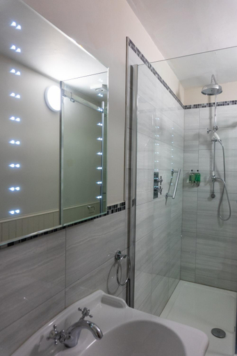 Bathroom 4, Western Isles Hotel, Argyll and Bute