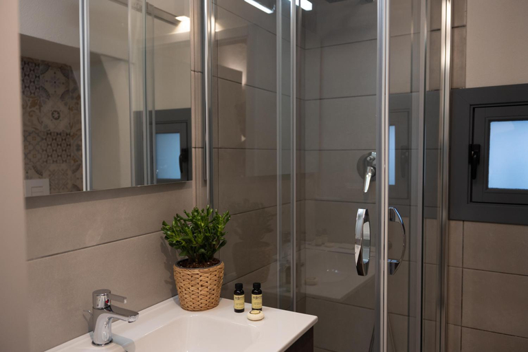 Bathroom 2, Vecchia Mottola Albergo Diffuso, Taranto