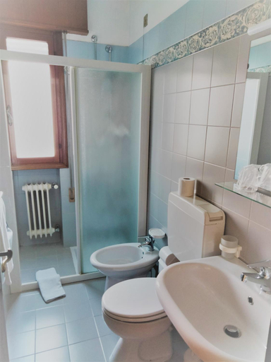 Bathroom 3, Hotel Kristall, Venezia