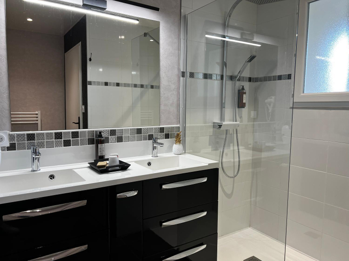 Bathroom 4, Domaine de Roullet, Charente