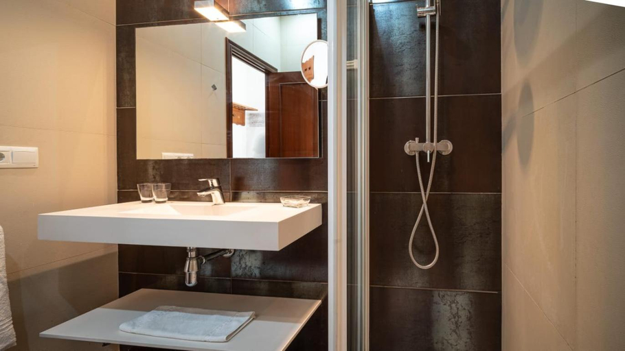 Bathroom 3, Solymar, Huelva
