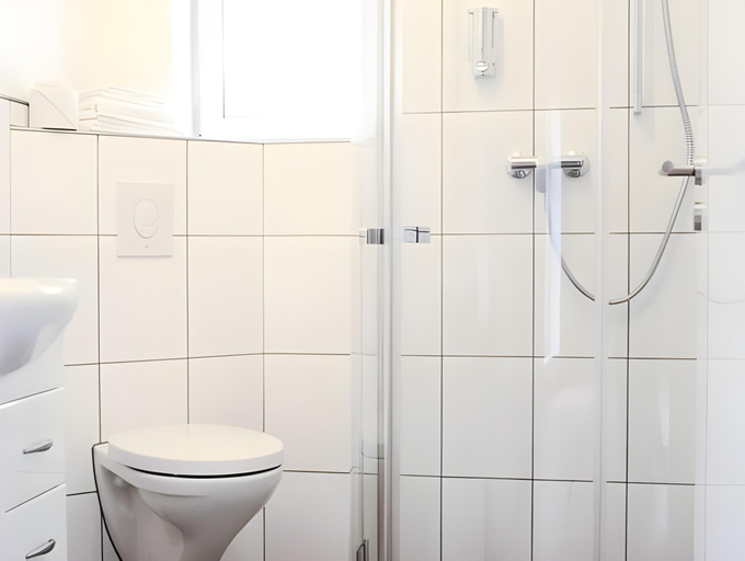 Bathroom 2, Hotel Messeschlaf, Düsseldorf