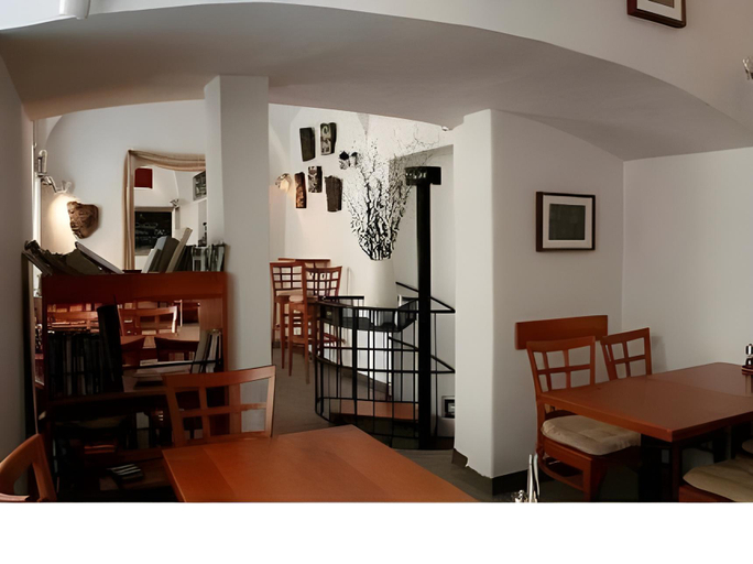 Food & Drinks, Mostecka 12 Residence, Praha 1