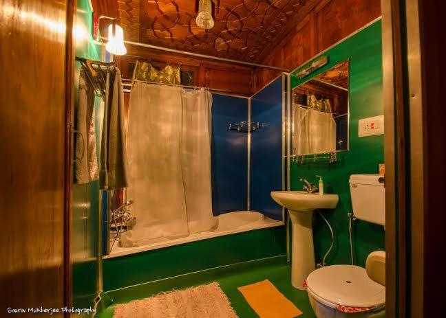 Bathroom 3, Lily of Nageen, Srinagar