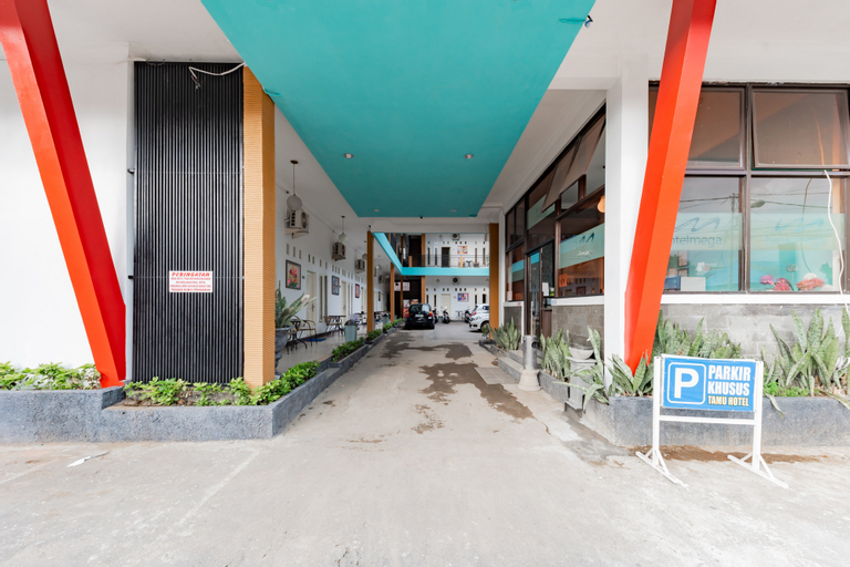 Exterior & Views 2, RedDoorz near Kejaksan Station Cirebon, Cirebon