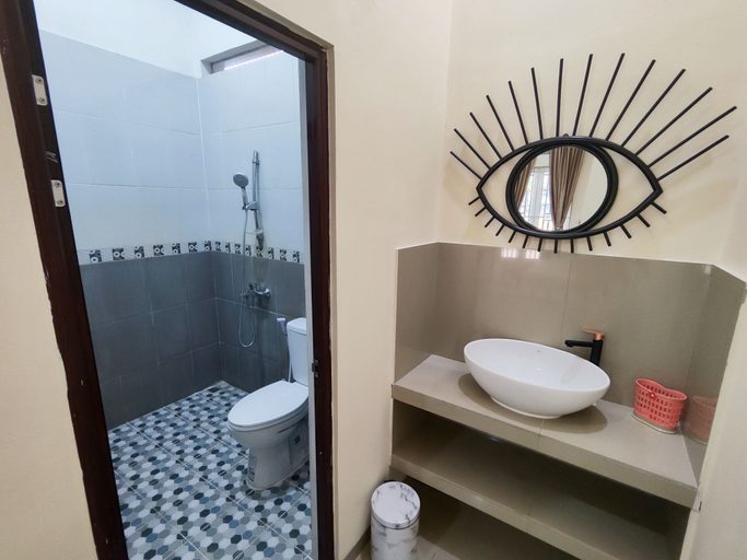 Bathroom 5, Zizi's Cirebon Townhouse, Cirebon