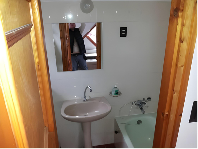 Bathroom 3, Valentin haz, Szentendre