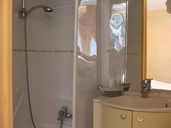 Bathroom 3, Logis Hotel restaurant Bel Horizon, Cantal