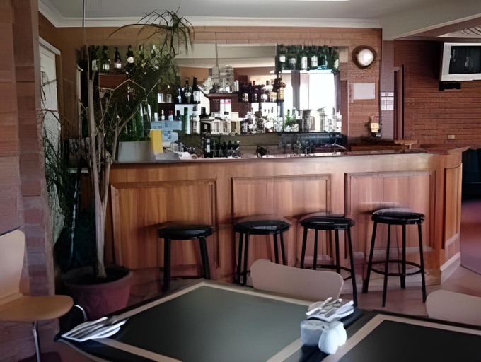 Food & Drinks 5, Essendon Motel, Melbourne