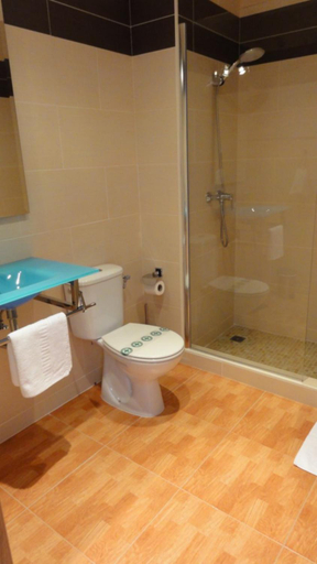 Bathroom 3, Aparthotel Can Gallart, Girona