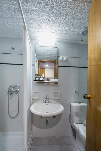 Bathroom, Arahova Inn, Central Greece