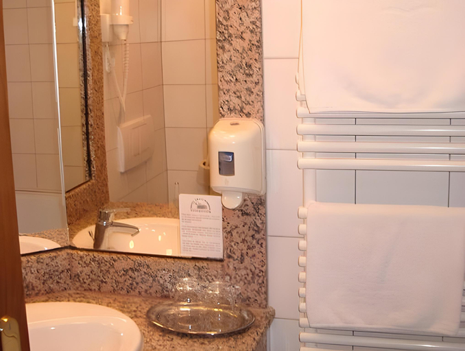 Bathroom 4, Arany Barany Hotel, Pacsa/Zalaegerszeg