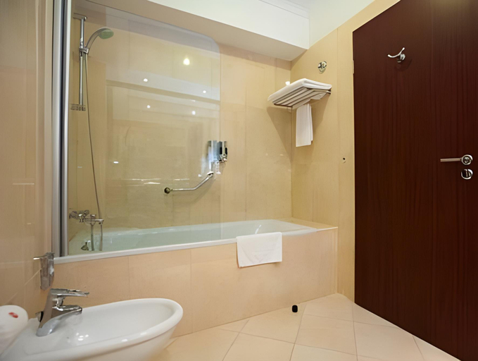 Bathroom 4, Ramada Hotel & Suites by Wyndham Bucharest North, Municipiul Bucuresti
