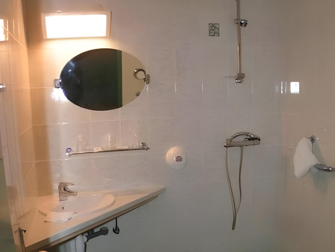 Bathroom 4, Hotel Restaurant de L'Europort, Moselle