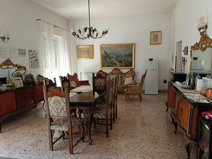 Others 2, A casa di Adele, Caserta