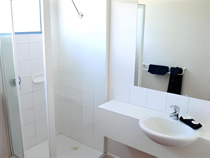 Bathroom, Captains Cove Waterfront Resort, E. Gippsland - Bairnsdale
