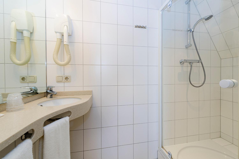 Bathroom 3, Boulevard Hotel Scheveningen, The Hague
