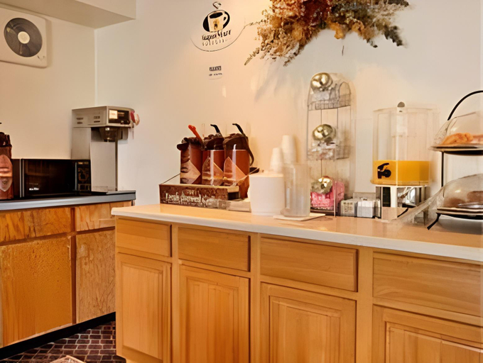 Food & Drinks 5, Super 8 by Wyndham Selma/Fresno Area, Fresno