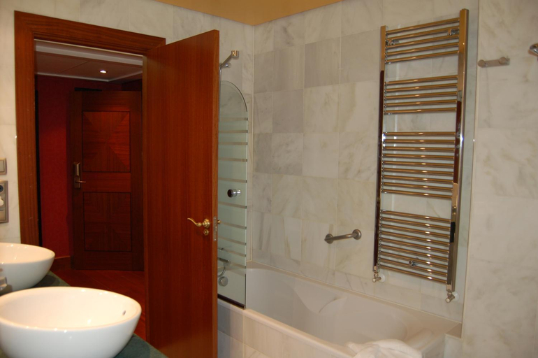 Bathroom, Hotel La Casona de Lupa, Asturias
