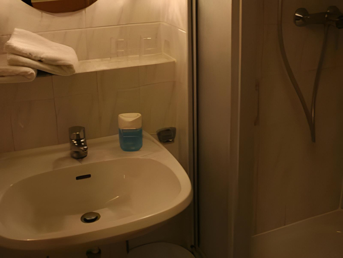Bathroom 4, Hotel Wiggers, Stormarn