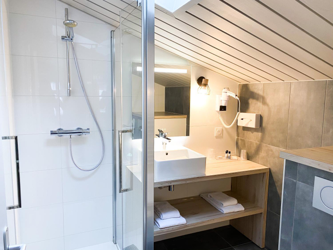 Bathroom 2, Hotel Restaurant Le Grand Large - Face a la plage - Ile de Re, Charente-Maritime