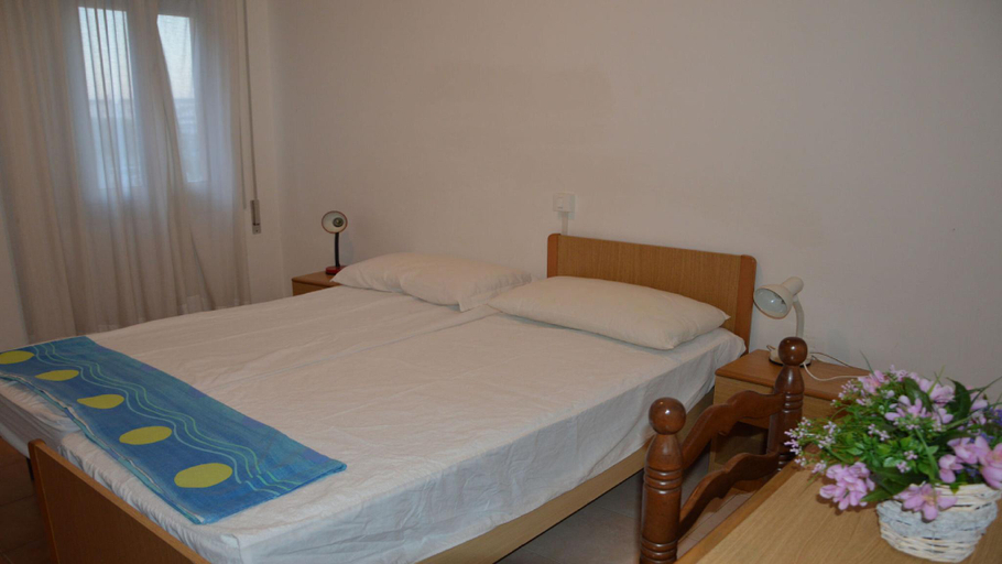 Bedroom 2, Experience the tranquility of our 3-bedroom apartment by Beahost Rentals, Venezia