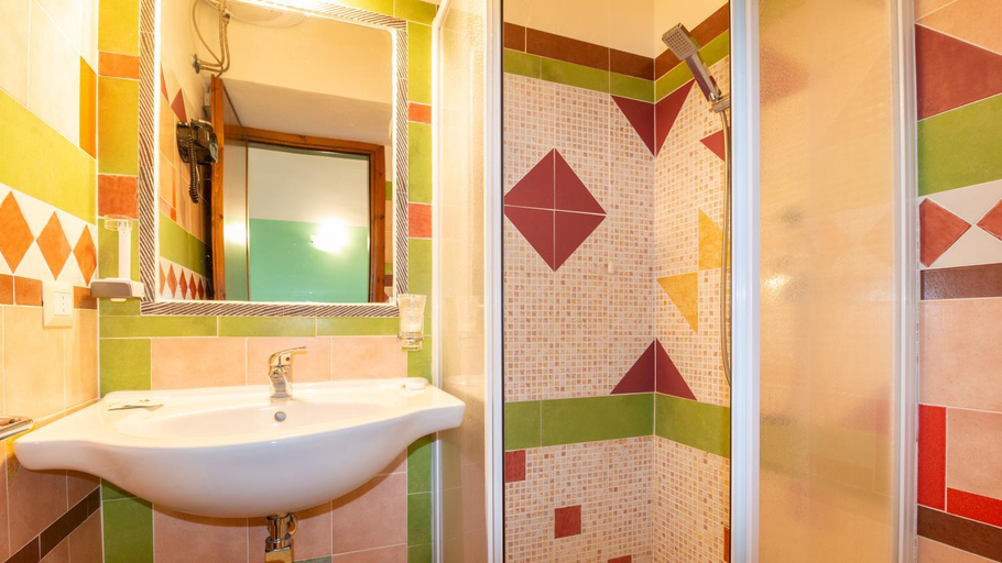 Bathroom 5, Sa Mola, Oristano