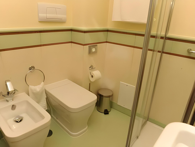 Bathroom 3, Albergo Le Dodici Lune, Salerno