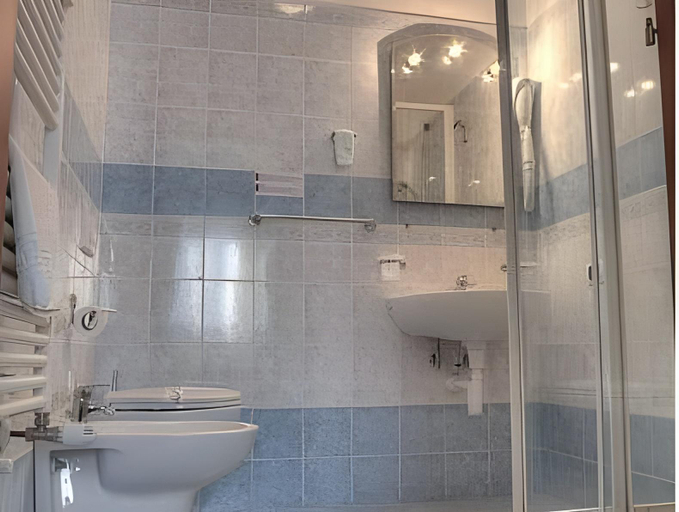 Bathroom 3, Hotel La Palazzina, Ascoli Piceno