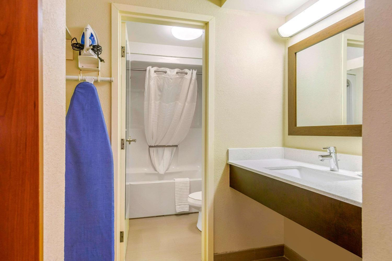 Bathroom 4, Quality Inn & Suites Olde Town, Portsmouth