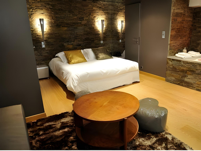 Bedroom 2, MiHotel Le Gourguillon, Rhône