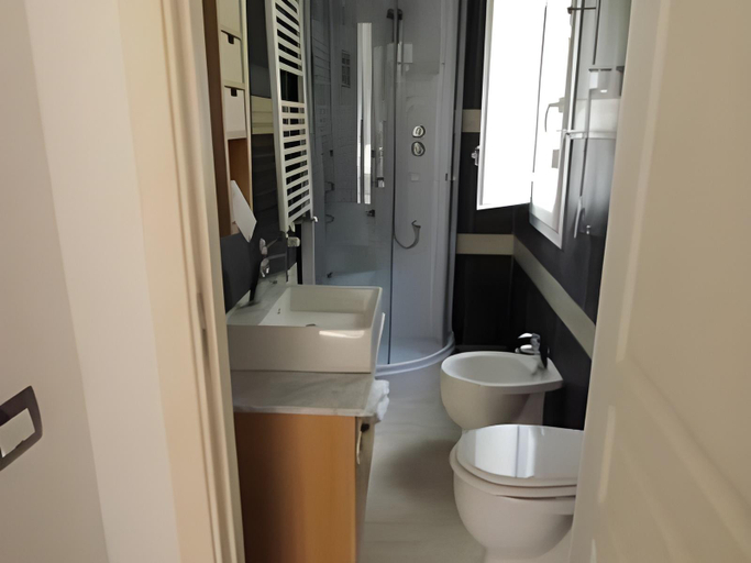 Bathroom 1, Costa Morroni, La Spezia