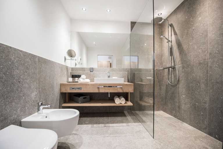 Bathroom 4, Hotel Walter, Bolzano