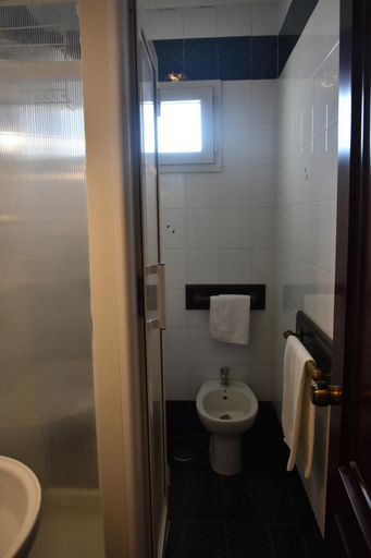 Bathroom 4, La Tripergola, Napoli