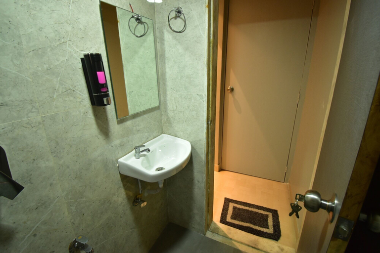 Bathroom 4, Dhanvantari Hotel, Mumbai Suburban